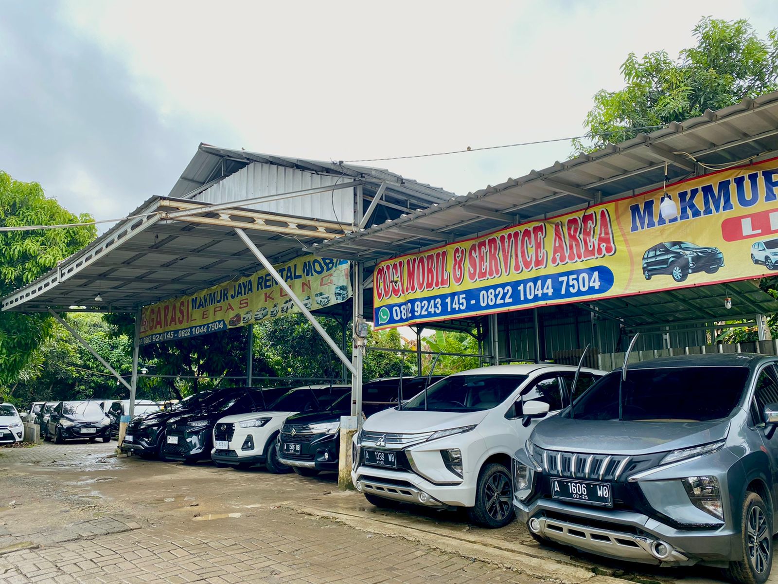 Garasi dan armada Makmur Jaya di Tangerang