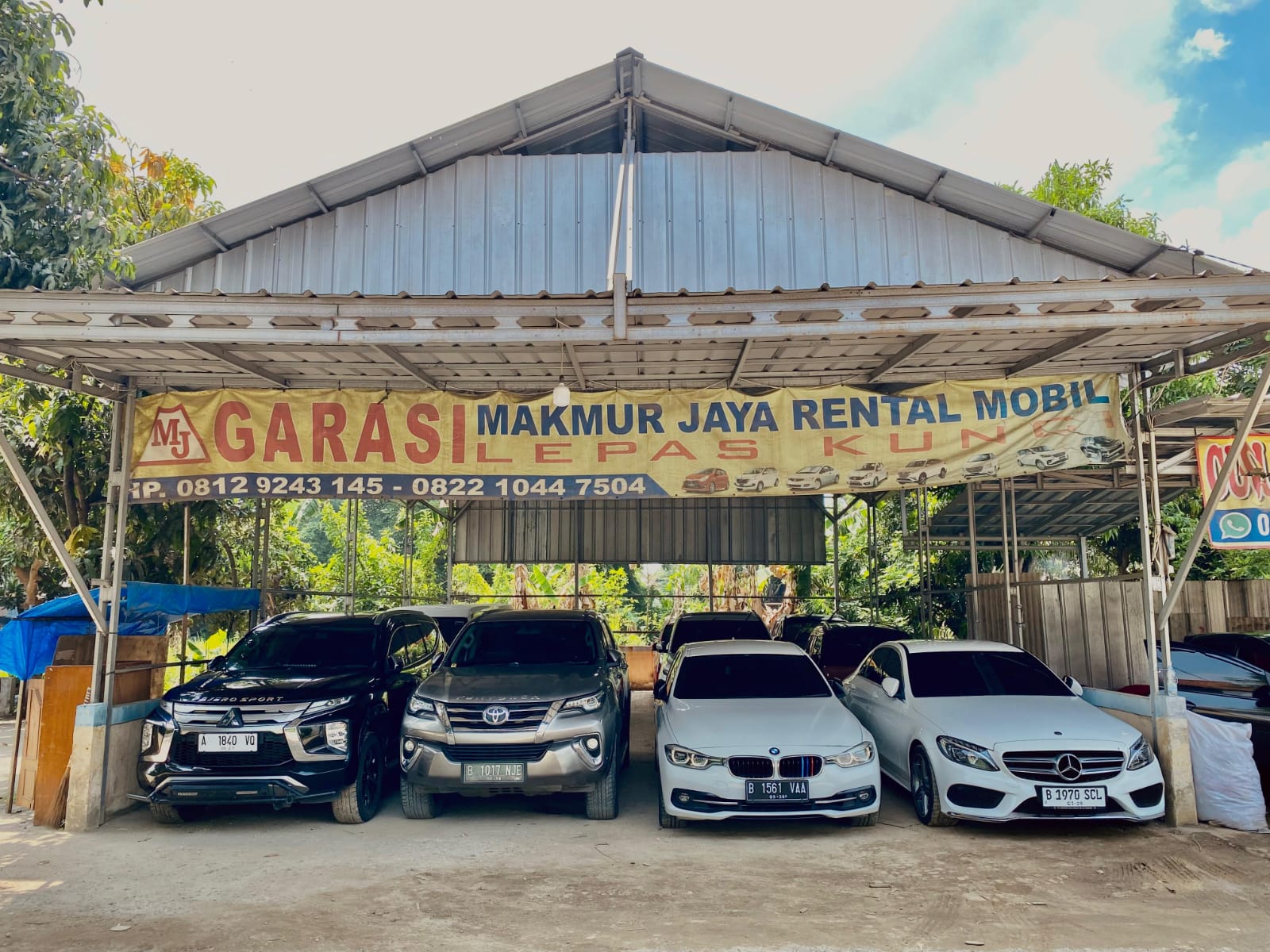 Deretan armada Makmur Jaya Rental Mobil